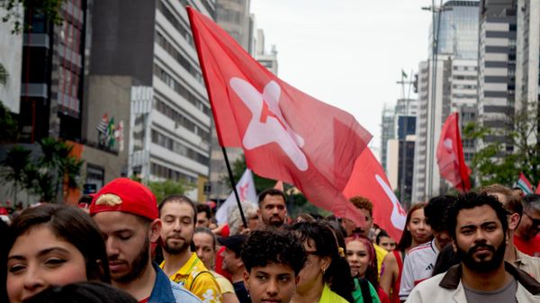 Apoiadores do presidente Luiz Inácio Lula da Silva (PT) durante campanha na avenida Paulista, em São Paulo. 24 de outubro de 2026 Apoiadores do presidente Luiz Inácio Lula da Silva (PT) durante campanha na avenida Paulista, em São Paulo. 24 de outubro de 2026 - Sputnik Brasil