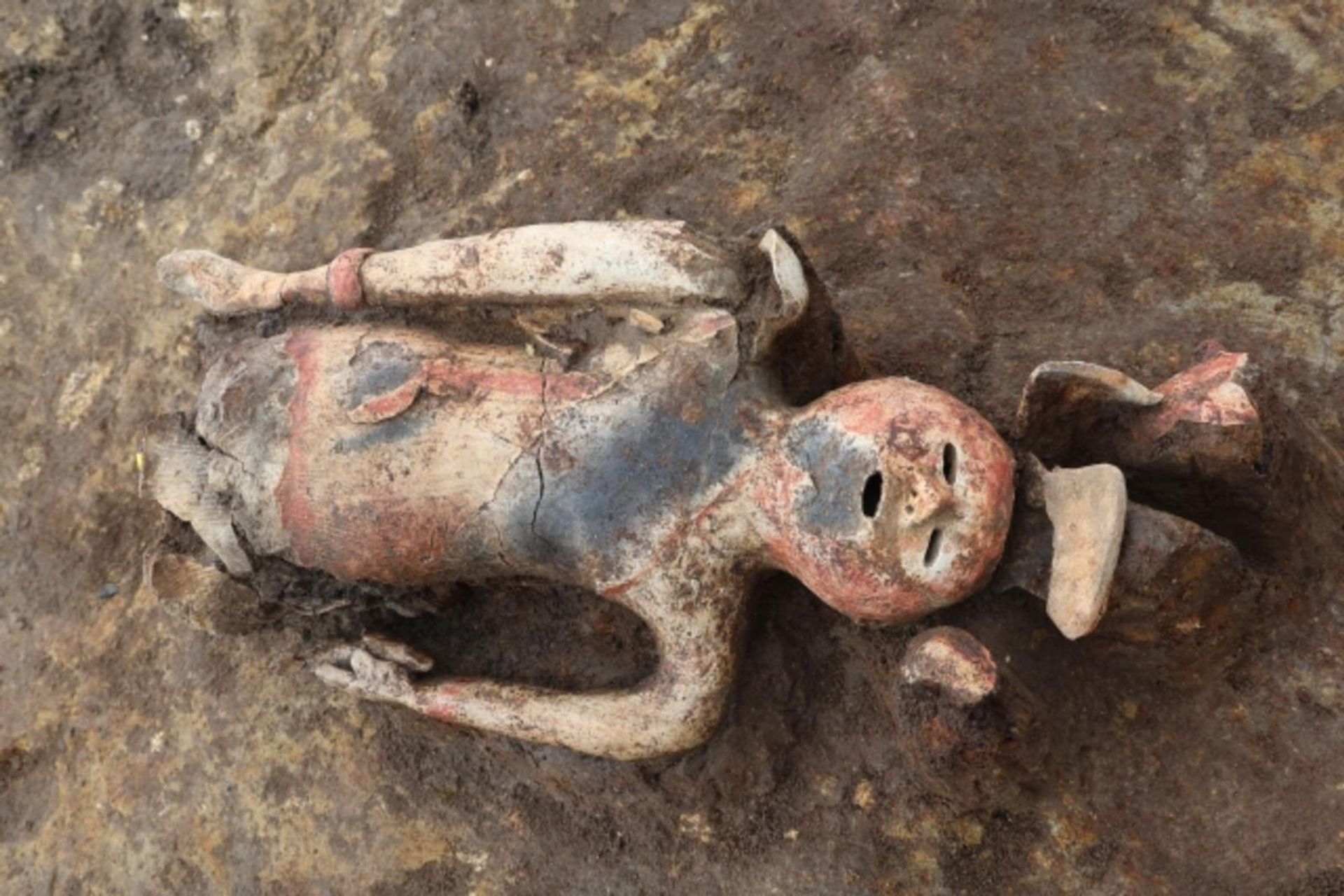 Uma figura haniwa de argila de 1.500 anos, representando uma xamã, descoberta no sítio arqueológico de Nishikaminomiya, no centro do Japão - Sputnik Brasil, 1920, 25.10.2026