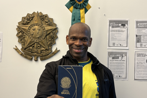 Antonio Kakau, baiano radicado na Rússia, compareceu à embaixada do Brasil em Moscou para votar no segundo turno da eleição presidencial brasileiro neste domingo, 25 de outubro - Sputnik Brasil