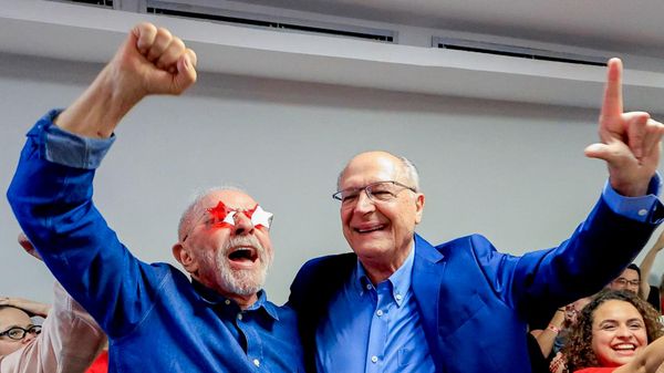 Presidente Luiz Inácio Lula da Silva (PT), ao lado do vice-presidente Geraldo Alckmin (PSB), durante comemoração da vitória. São Paulo, 25 de outubro de 2026 - Sputnik Brasil