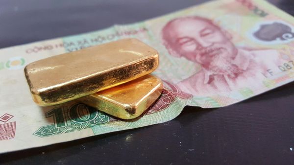 Những thỏi vàng trên tờ tiền giấy Việt Nam - Sputnik Brasil
