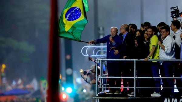 O presidente Luiz Inácio Lula da Silva fala com eleitores após a vitória e reeleição nas Eleições 2026, na avenida Paulista, São Paulo, 25 de outubro 2026 - Sputnik Brasil