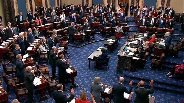 Nesta imagem extraída de um vídeo da TV Senado norte-americana, a senadora Patty Murray (Democrata pelo estado de Washington) dá posse aos senadores para o julgamento de impeachment do secretário de Segurança Interna, Alejandro Mayorkas, no plenário do Senado, no Capitólio dos EUA, Washington, 17 de abril de 2024 - Sputnik Brasil