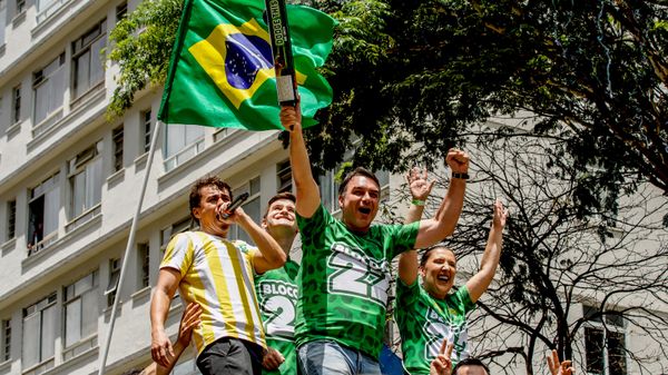 Nikolas Ferreira (ao microfone), Lucas Pavanato (olhando para cima), Flávio Bolsonaro e Daniele Marques realizam ato de campanha no segundo turno das eleições presidenciais, em São Paulo (SP), em 18 de outubro de 2026 - Sputnik Brasil