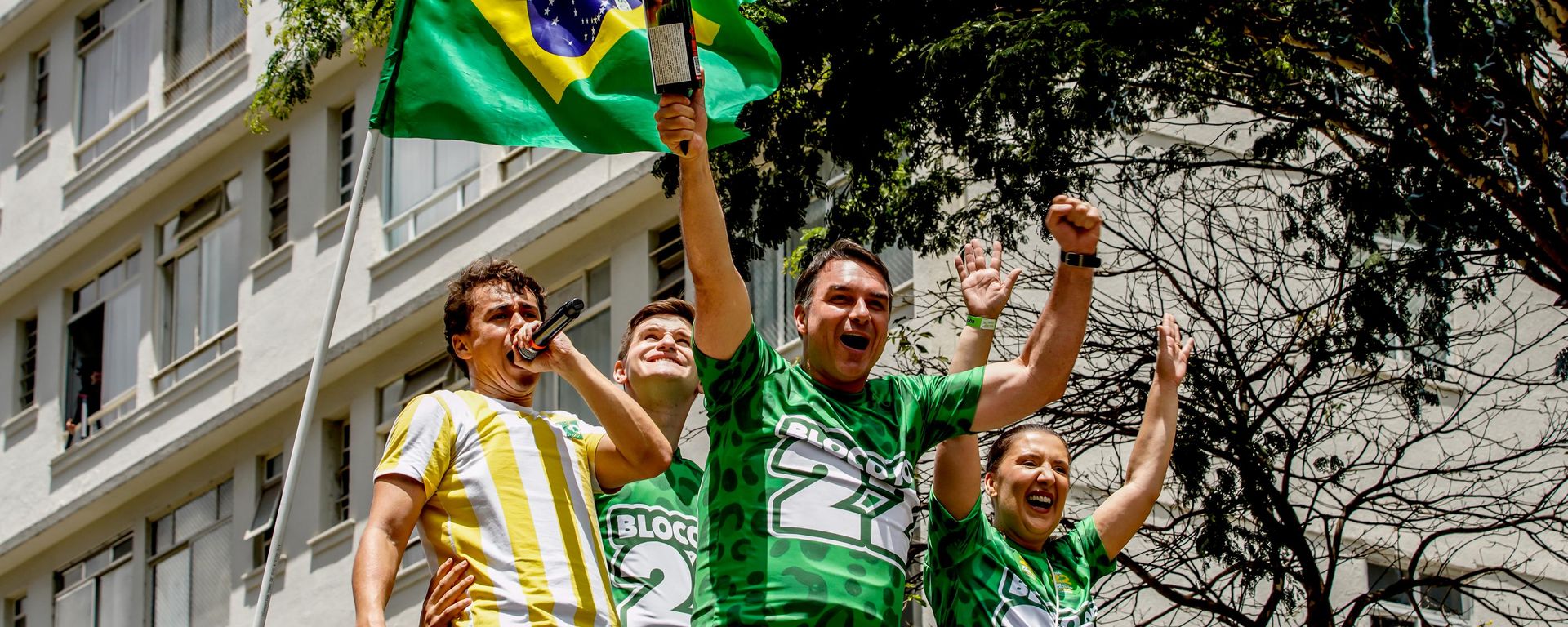 Nikolas Ferreira (ao microfone), Lucas Pavanato (olhando para cima), Flávio Bolsonaro e Daniele Marques realizam ato de campanha no segundo turno das eleições presidenciais, em São Paulo (SP), em 18 de outubro de 2026 - Sputnik Brasil, 1920, 29.10.2026