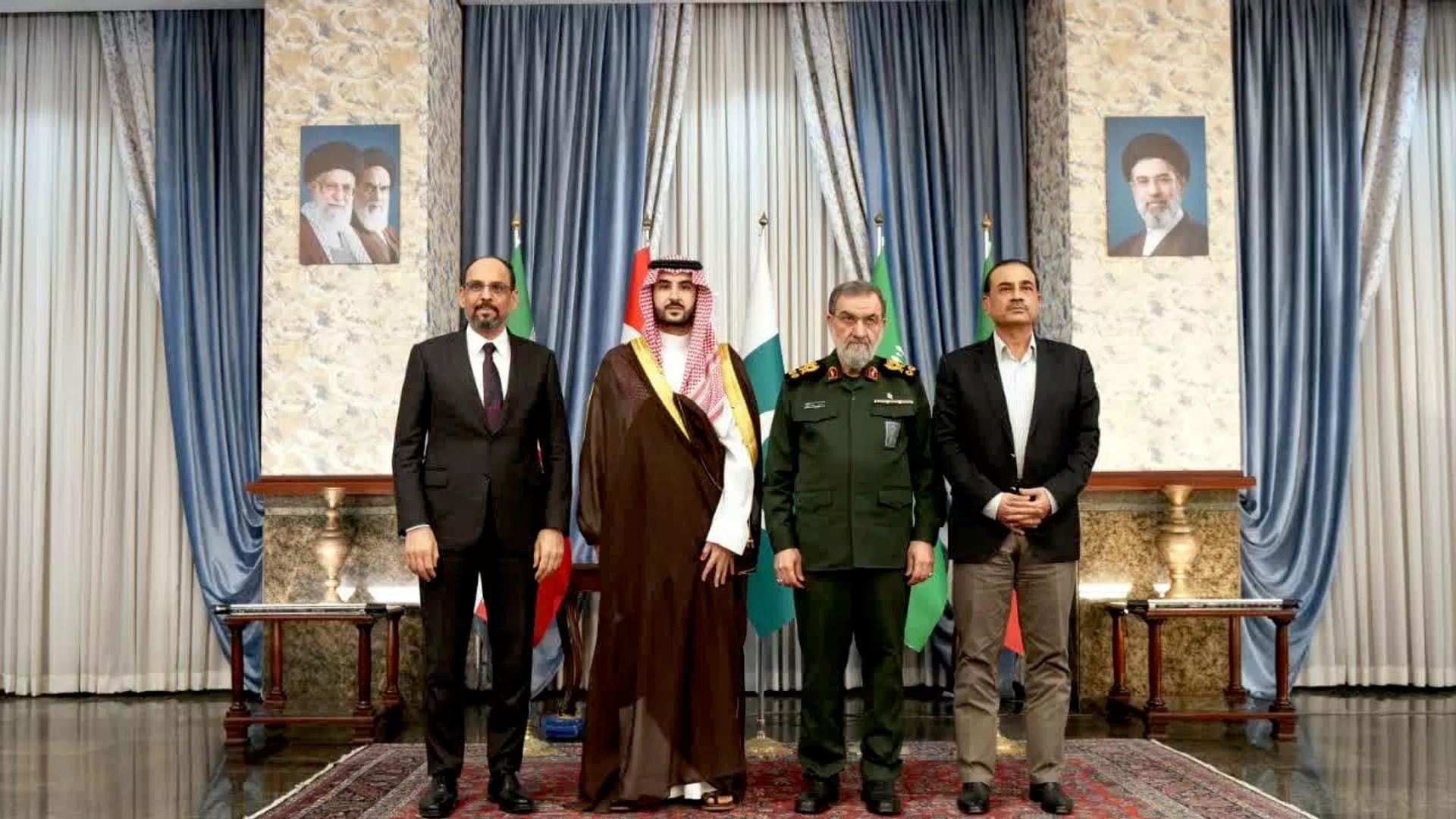 Da esquerda à direita, o chefe da Agência Nacional de Inteligência (MIT) da Turquia, Ibrahim Kalin; ministro da Defesa da Arábia Saudita, Khalid bin Salman; secretário do Conselho Supremo de Segurança Nacional do Irã, Mohsen Rezaei; e o comandante das Forças Armadas e chefe do Exército do Paquistão, Asim Munir Da esquerda à direita, o chefe da Agência Nacional de Inteligência (MIT) da Turquia, Ibrahim Kalin; ministro da Defesa da Arábia Saudita, Khalid bin Salman; secretário do Conselho Supremo de Segurança Nacional do Irã, Mohsen Rezaei; e o comandante das Forças Armadas e chefe do Exército do Paquistão, Asim Munir - Sputnik Brasil, 1920, 26.10.2026