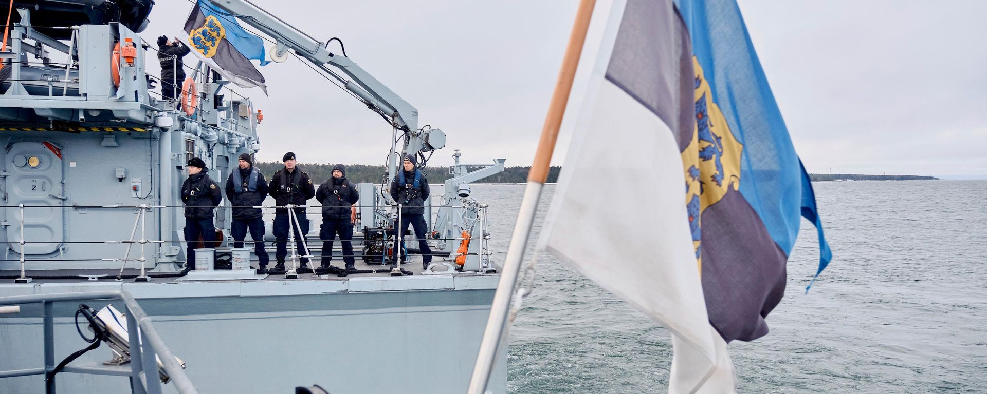 Navios da Marinha Estoniana navegam no mar Báltico em 9 de janeiro de 2025 como parte de um reforço nas patrulhas da Organização do Tratado do Atlântico Norte (OTAN) na região, após uma suspeita de sabotagem a cabos submarinos - Sputnik Brasil, 1920, 26.10.2026