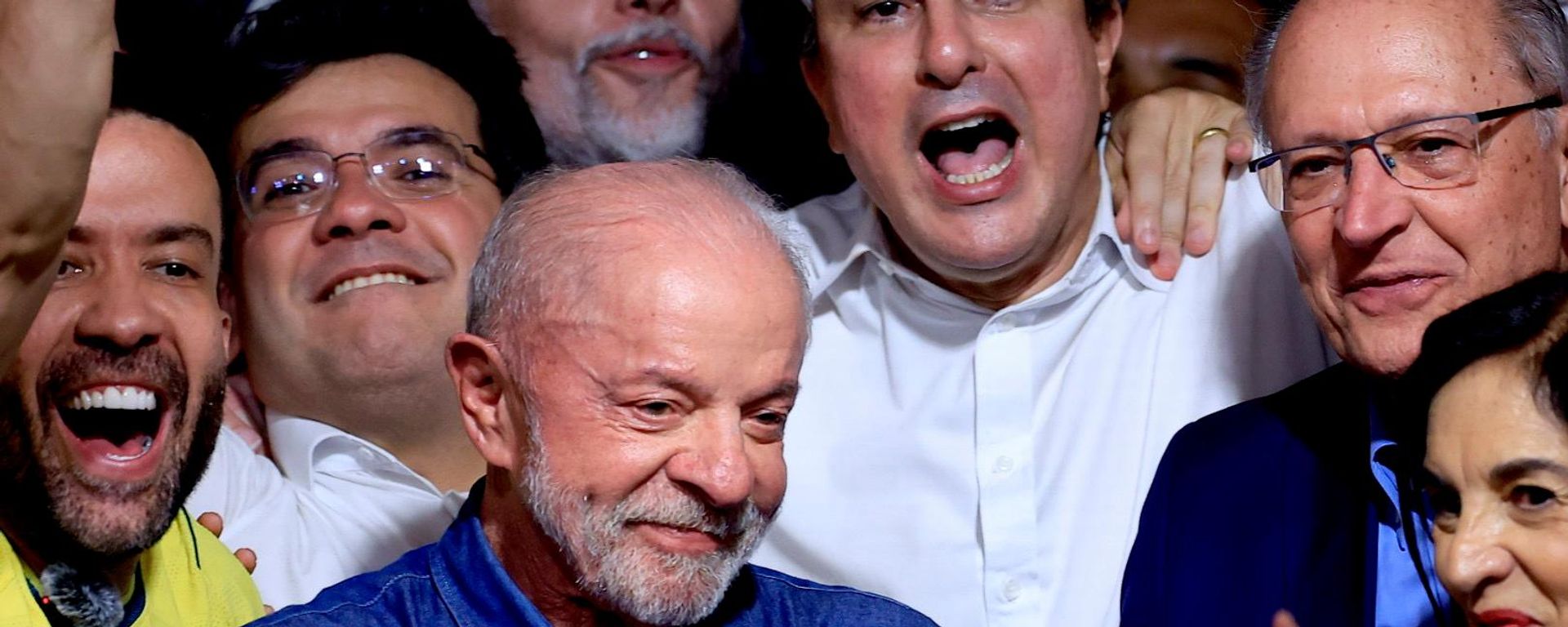 Da esquerda para a direita: o deputado André Janones (Rede-MG), o governador reeleito do Piauí Rafael Fonteles (PT),  o presidente reeleito Luiz Inácio Lula da Silva (PT), o senador Camilo Santana (PT-CE), o vice-presidente Geraldo Alckmin (PSB), acompanhado de sua esposa Lu Alckmin, enquanto o presidente discursa após vitória nas eleições de 2026 no hotel Intercontinental, São Paulo, 25 de outubro de 2026 - Sputnik Brasil, 1920, 27.10.2026