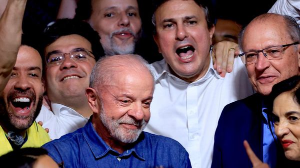 Da esquerda para a direita: o deputado André Janones (Rede-MG), o governador reeleito do Piauí Rafael Fonteles (PT),  o presidente reeleito Luiz Inácio Lula da Silva (PT), o senador Camilo Santana (PT-CE), o vice-presidente Geraldo Alckmin (PSB), acompanhado de sua esposa Lu Alckmin, enquanto o presidente discursa após vitória nas eleições de 2026 no hotel Intercontinental, São Paulo, 25 de outubro de 2026 - Sputnik Brasil