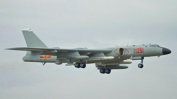 Bombardeiro estratégico Xian H-6K do 24º Regimento de Aviação da 8ª Divisão Aérea durante pouso no Aeroporto Internacional Zhuhai Jinwan, na China, antes da Airshow China 2018 - Sputnik Brasil