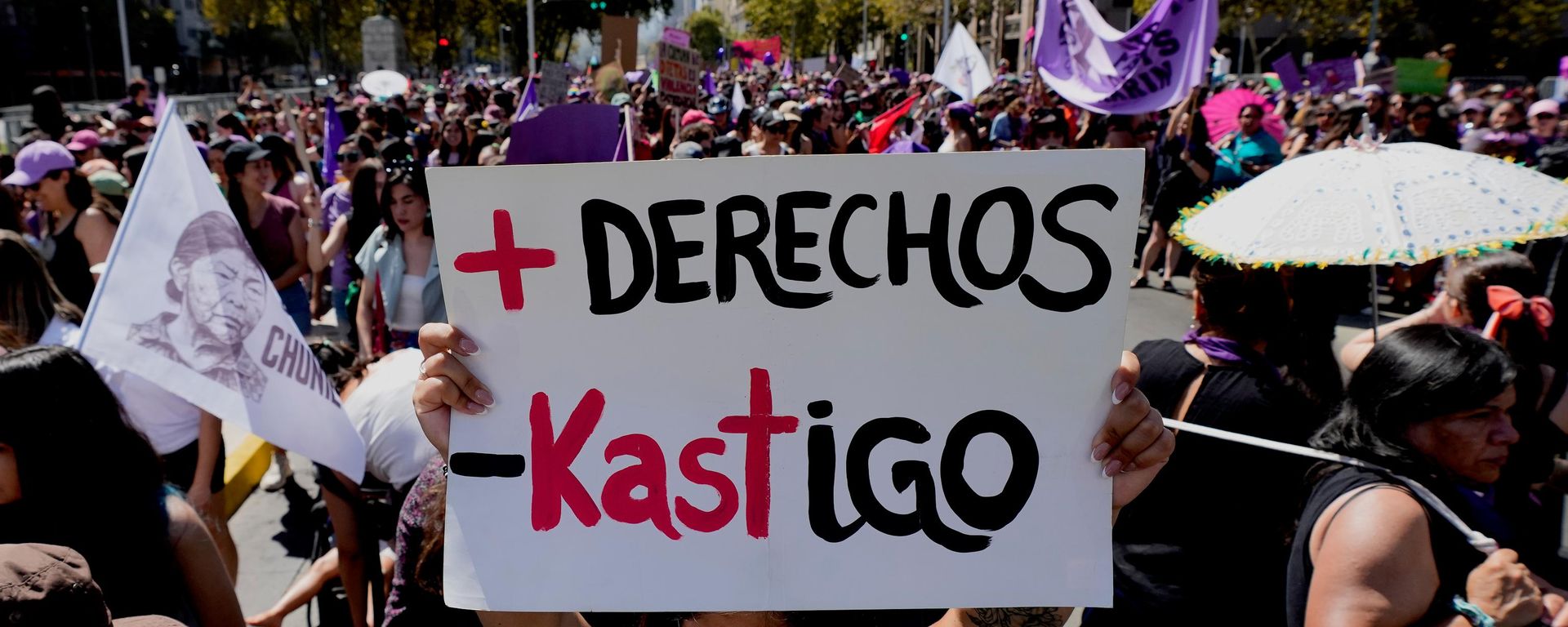 Mulher segura uma faixa com os dizeres em espanhol Mais direitos, menos punição, fazendo um trocadilho com o presidente eleito do Chile, José Antonio Kast, durante um protesto em Santiago. Chile, 8 de março de 2026 - Sputnik Brasil, 1920, 27.10.2026