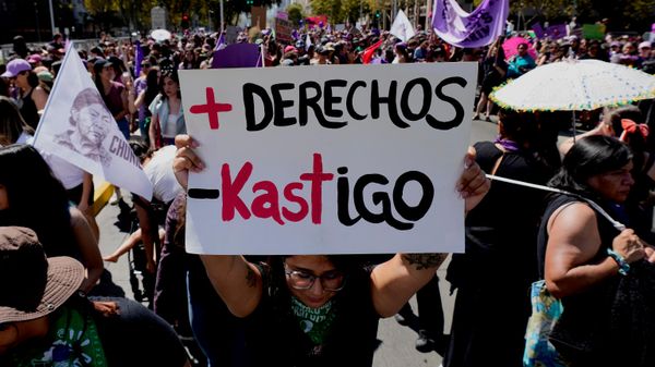Mulher segura uma faixa com os dizeres em espanhol Mais direitos, menos punição, fazendo um trocadilho com o presidente eleito do Chile, José Antonio Kast, durante um protesto em Santiago. Chile, 8 de março de 2026 - Sputnik Brasil