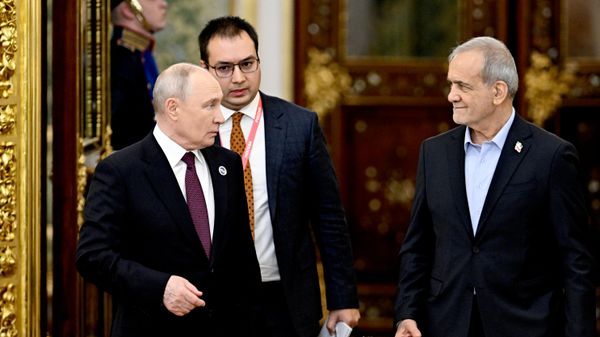 O presidente Vladimir Putin se reuniu com o presidente iraniano, Masoud Pezeshkian - Sputnik Brasil