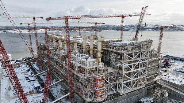 Construção de uma unidade flutuante de gás natural liquefeito (GNL) na região de Murmansk. Atualmente, 14 módulos para a futura unidade flutuante de GNL estão sendo construídos no local, em 31 de março de 2022 - Sputnik Brasil