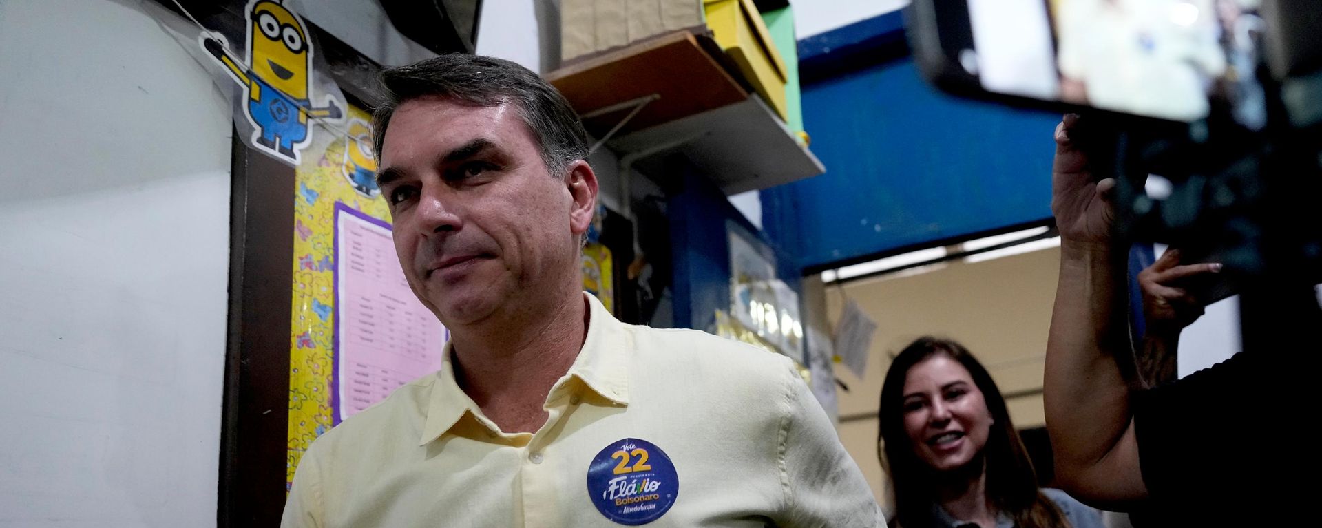 O senador Flávio Bolsonaro (PL-RJ) é acompanhando pela esposa, Fernanda Bolsonaro, durante voto no Rio de Janeiro, em 25 de outubro de 2026 - Sputnik Brasil, 1920, 27.10.2026
