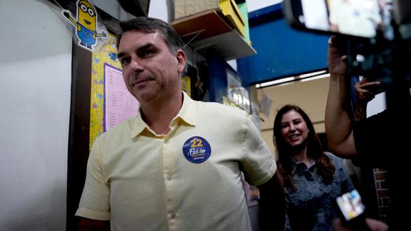 O senador Flávio Bolsonaro (PL-RJ) é acompanhando pela esposa, Fernanda Bolsonaro, durante voto no Rio de Janeiro, em 25 de outubro de 2026 - Sputnik Brasil