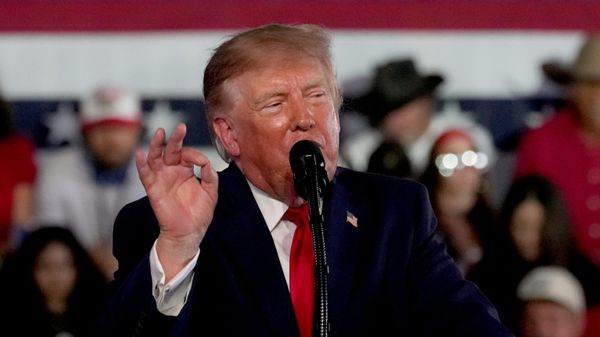 O presidente dos Estados Unidos, Donald Trump, durante campanha eleitoral no Texas, em 27 de outubro de 2026 - Sputnik Brasil