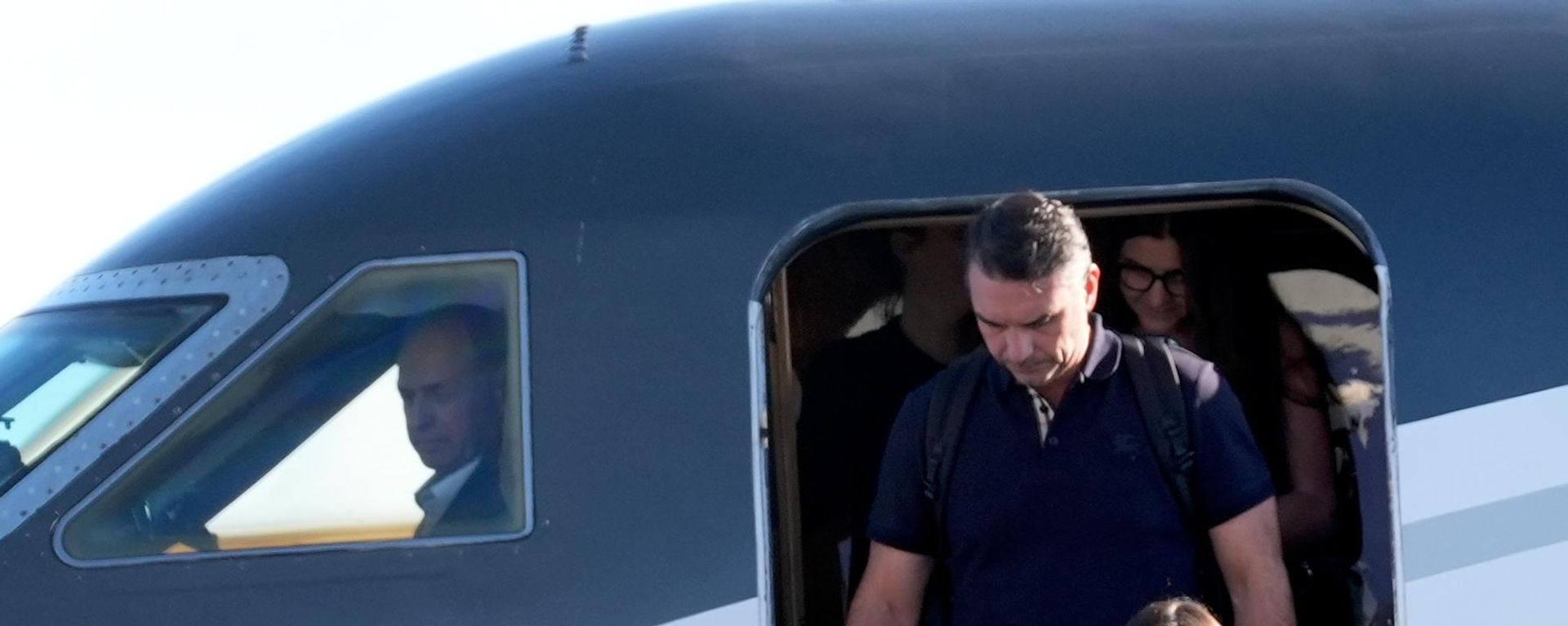 Após fugir do Brasil, Flávio Bolsonaro e sua família chegam ao aeroporto de Miami, nos EUA, em 28 de outubro de 2026 - Sputnik Brasil, 1920, 28.10.2026