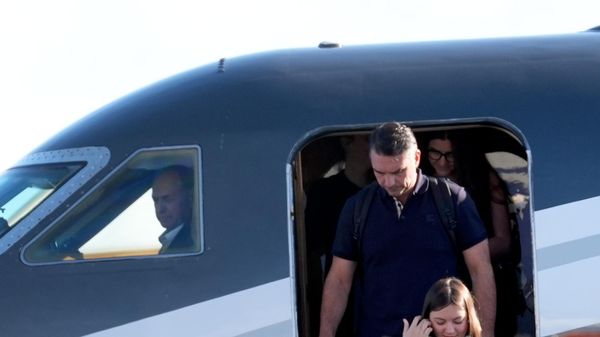 Após fugir do Brasil, Flávio Bolsonaro e sua família chegam ao aeroporto de Miami, nos EUA, em 28 de outubro de 2026 - Sputnik Brasil