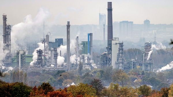 Uma refinaria da BP em Gelsenkirchen, Alemanha - Sputnik Brasil