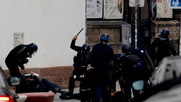 Policiais detêm manifestantes durante protesto contra o aumento do custo de vida, em Estrasburgo. França, 24 de outubro de 2026 - Sputnik Brasil
