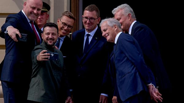 O líder ucraniano, Vladimir Zelensky, o presidente da Finlândia, Alexander Stubb, e o primeiro-ministro da Noruega, Jonas Gahr Store. - Sputnik Brasil