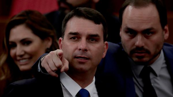 Flávio e Carlos Bolsonaro participam de uma cerimônia em Brasília (DF). Brasil, 10 de dezembro de 2018 - Sputnik Brasil