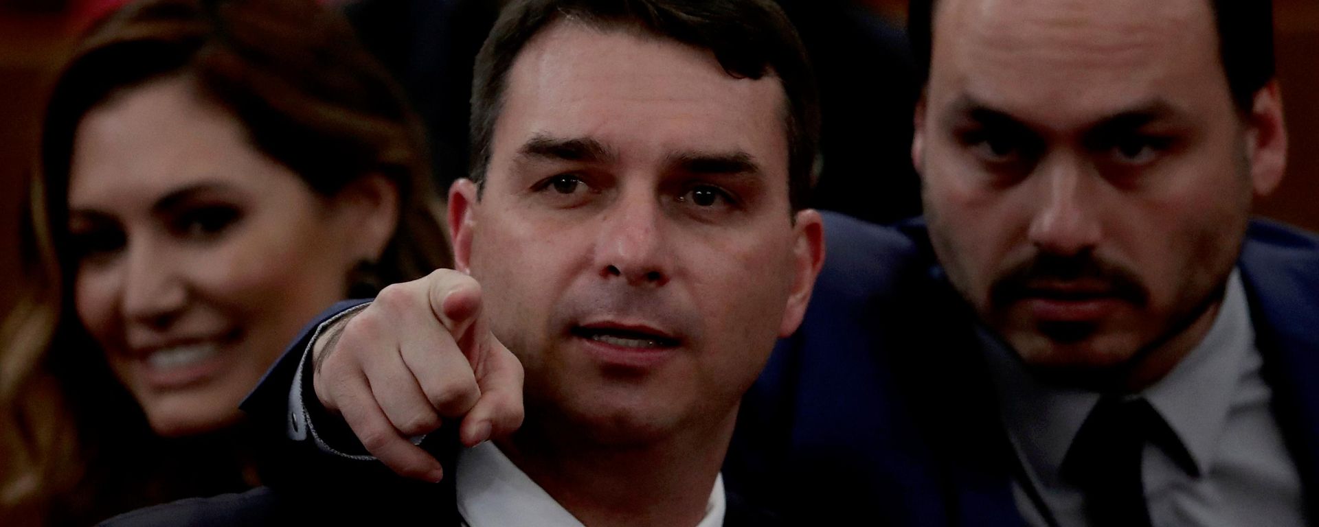 Flávio e Carlos Bolsonaro participam de uma cerimônia em Brasília (DF). Brasil, 10 de dezembro de 2018 - Sputnik Brasil, 1920, 30.10.2026