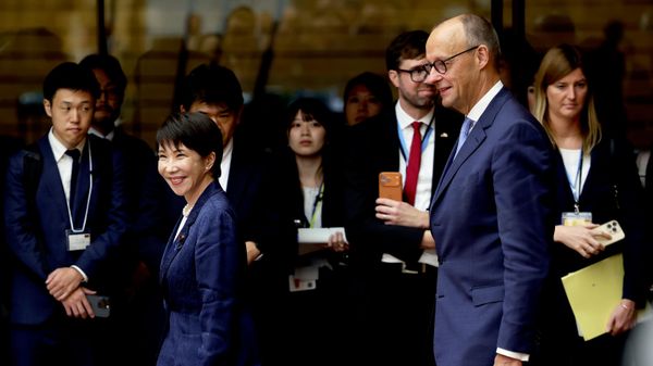 Sanae Takaichi, primeira-ministra do Japão (E), e Friedrich Merz, chanceler da Alemanha, chegam para uma reunião com representantes do setor empresarial no gabinete da primeira-ministra, em Tóquio, 28 de outubro de 2026 - Sputnik Brasil