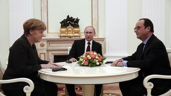 A chanceler alemã, Angela Merkel, o presidente da Rússia, Vladimir Putin, e o presidente da França, François Hollande - Sputnik Brasil