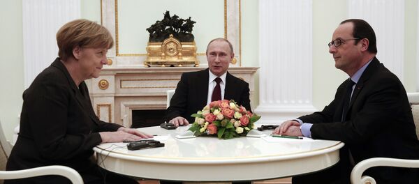 A chanceler alemã, Angela Merkel, o presidente da Rússia, Vladimir Putin, e o presidente da França, François Hollande - Sputnik Brasil