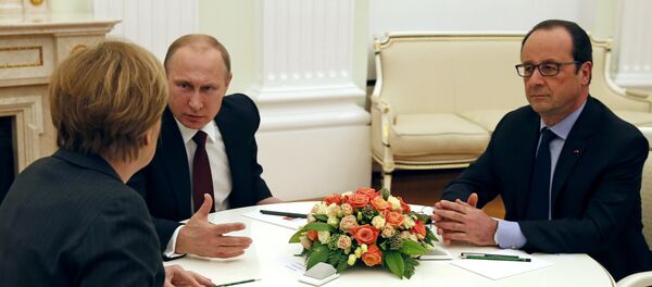 A chanceler alemã, Angela Merkel, o presidente da Rússia, Vladimir Putin, e o presidente da França, François Hollande - Sputnik Brasil