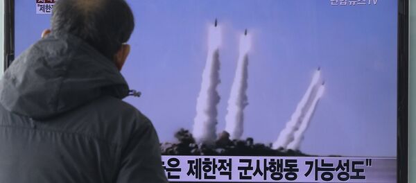 O homem na Coreia do Sul vê o lançamento de foguetes antinavios norte-coreanos - Sputnik Brasil