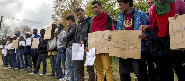 Imigrantes em um abrigo para estrangeiros ilegais em Pas-de-Calais - Sputnik Brasil