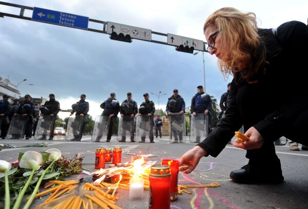 Pessoas acendem velas para comemorar policiais mortos durante operação antiterrorista em Kumanovo. - Sputnik Brasil