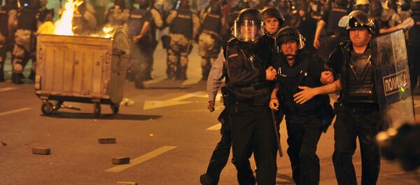 Grupo de policiais transportam seu colega ferido para a ambulância durante protestos de 5 de maio em Skopje; novo protesto é marcado para 17 de maio. - Sputnik Brasil
