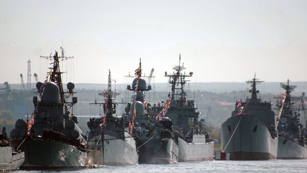 Navios da Frota do Mar Negro durante ensaio para a festa dos 70 anos da vitória sobre a Alemanha nazista. - Sputnik Brasil