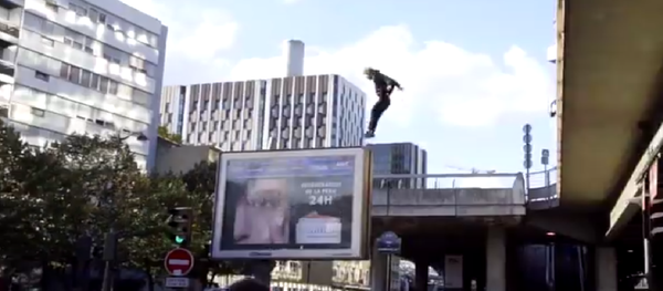 Menino salta da ponte - Sputnik Brasil