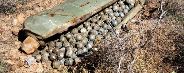 Bombas de fragmentação lançadas por aviões militares israelenses durante guerra entre o Hezbollah e Israel Bombas de fragmentação lançadas por aviões militares israelenses durante guerra entre o Hezbollah e Israel - Sputnik Brasil