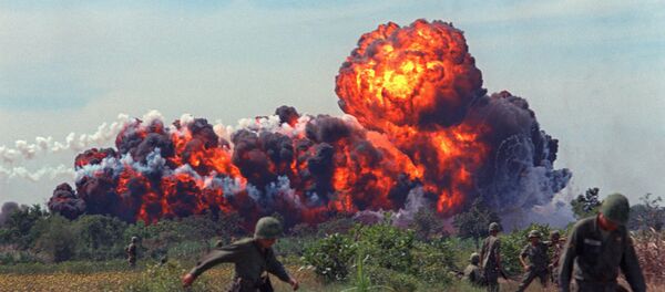Ataque aéreo norte-americano com napalm durante a Guerra do Vietnã, 1966 - Sputnik Brasil