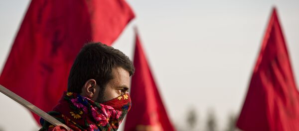 Um curdo durante o funeral de um dos combatentes das Unidades de Proteção Popular - Sputnik Brasil