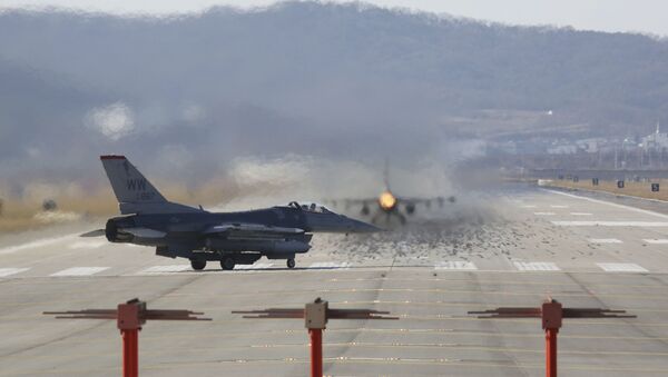 Caça norte-americano F-16 na base aérea de Osan, Coreia do Sul (foto de arquivo) - Sputnik Brasil