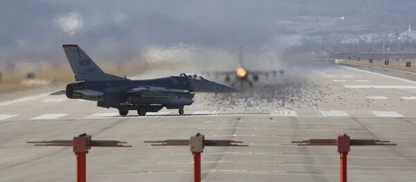 Caça norte-americano F-16 na base aérea de Osan, Coreia do Sul (foto de arquivo) - Sputnik Brasil