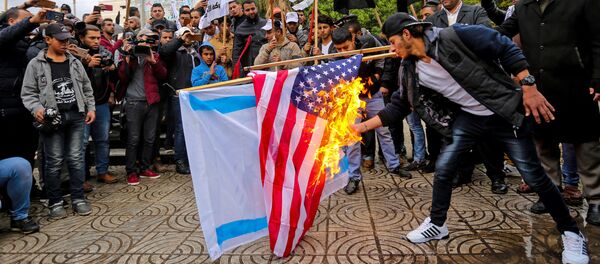 Palestinos ateiam fogo em bandeiras dos EUA e Israel durante protestos na Faixa de Gaza - Sputnik Brasil