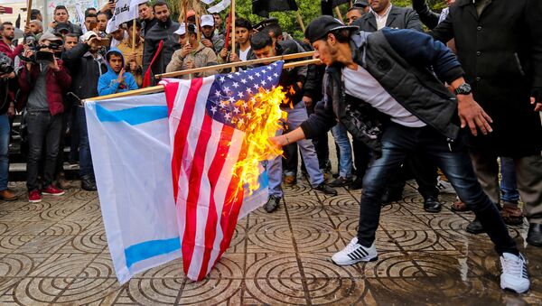 Palestinos ateiam fogo em bandeiras dos EUA e Israel durante protestos na Faixa de Gaza - Sputnik Brasil