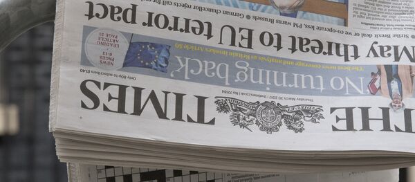A copy of the March 30 edition of The Times newspaper with the headline May threat to EU terror pact is pictured outside 10 Downing Street in central London on March 30, 2017 - Sputnik Brasil