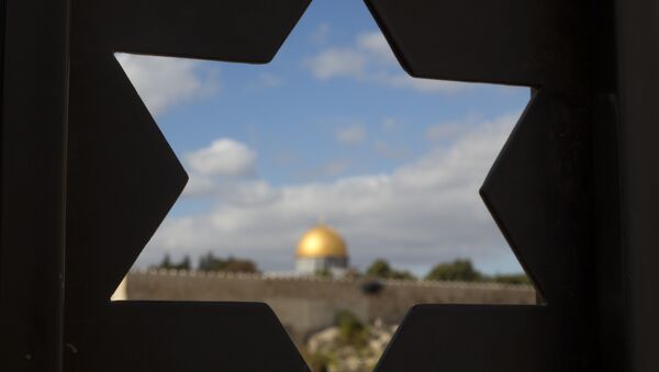 Cúpula da Mesquita Al-Aqsa na Cidade Velha, vista de uma janela em forma da Estrela de Davi, Jerusalém - Sputnik Brasil
