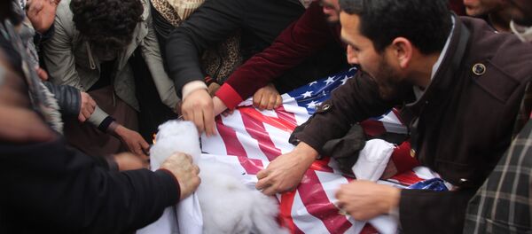 Manifestantes põem fogo em uma réplica da bandeira dos EUA durante ato de protesto em Cabul, Afeganistão, em 8 de dezembro de 2017 - Sputnik Brasil