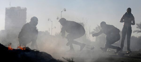 Manifestantes palestinos se escondem durantes confrontos com tropas israelenses perto de povoados judeus - Sputnik Brasil