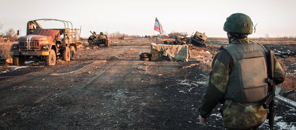 Soldado da República Popular de Donetsk no povoado de Logvinovo (foto de arquivo) Soldado da República Popular de Donetsk no povoado de Logvinovo (foto de arquivo) - Sputnik Brasil